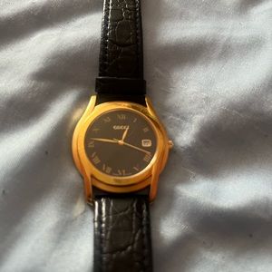 Gucci 5400M Wristwatch with Gold Case and Black Leather Band